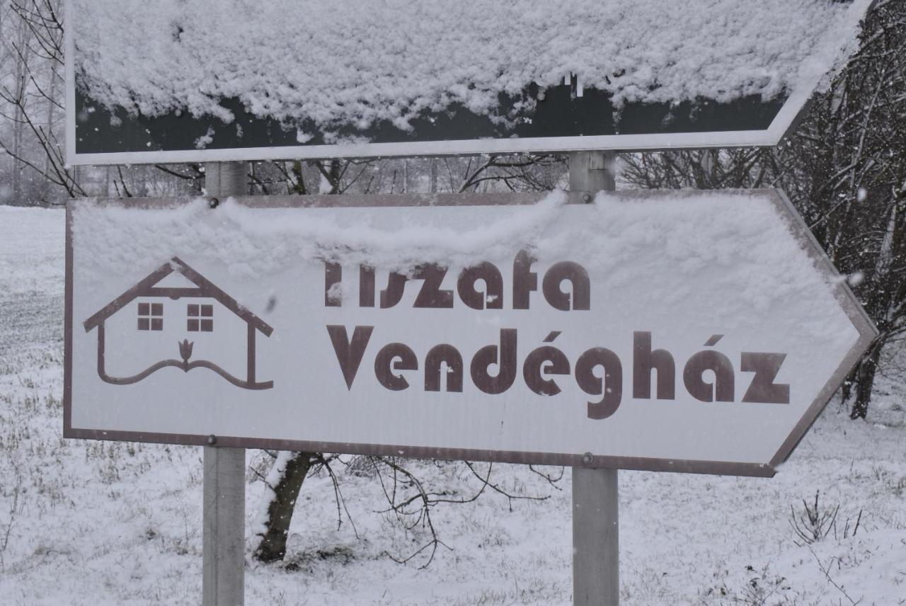 Hotel Tiszafa Vendeghaz Szentgál Exterior foto
